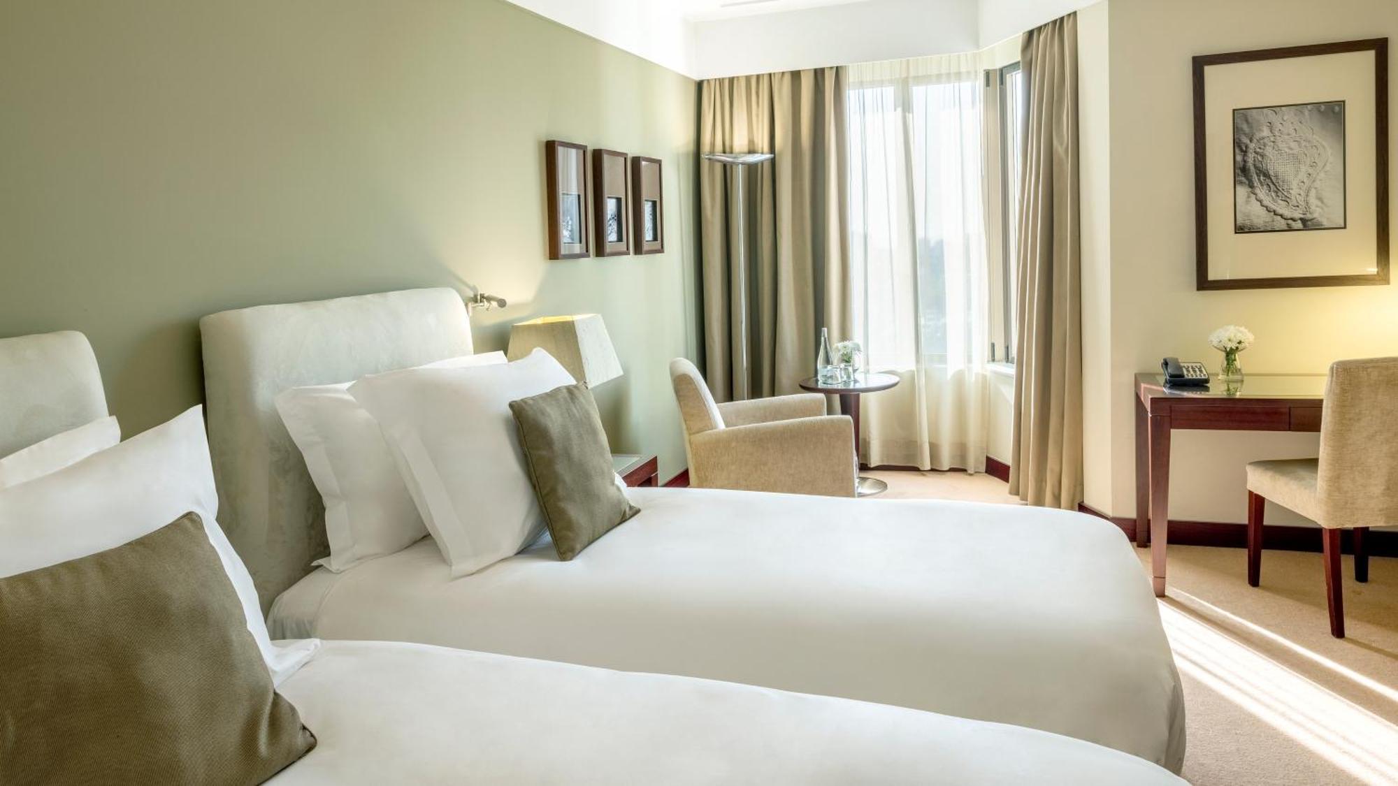 Crowne Plaza Porto By Ihg Hotel Exterior photo A typical room at the hotel