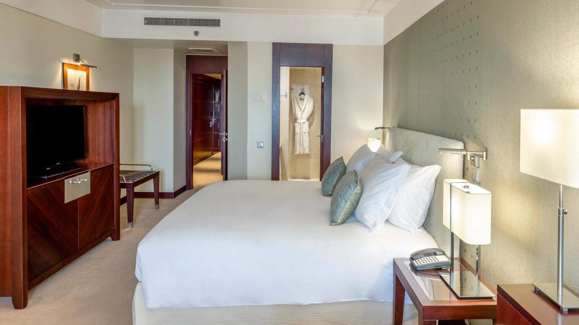 Crowne Plaza Porto By Ihg Hotel Exterior photo A bedroom at the hotel