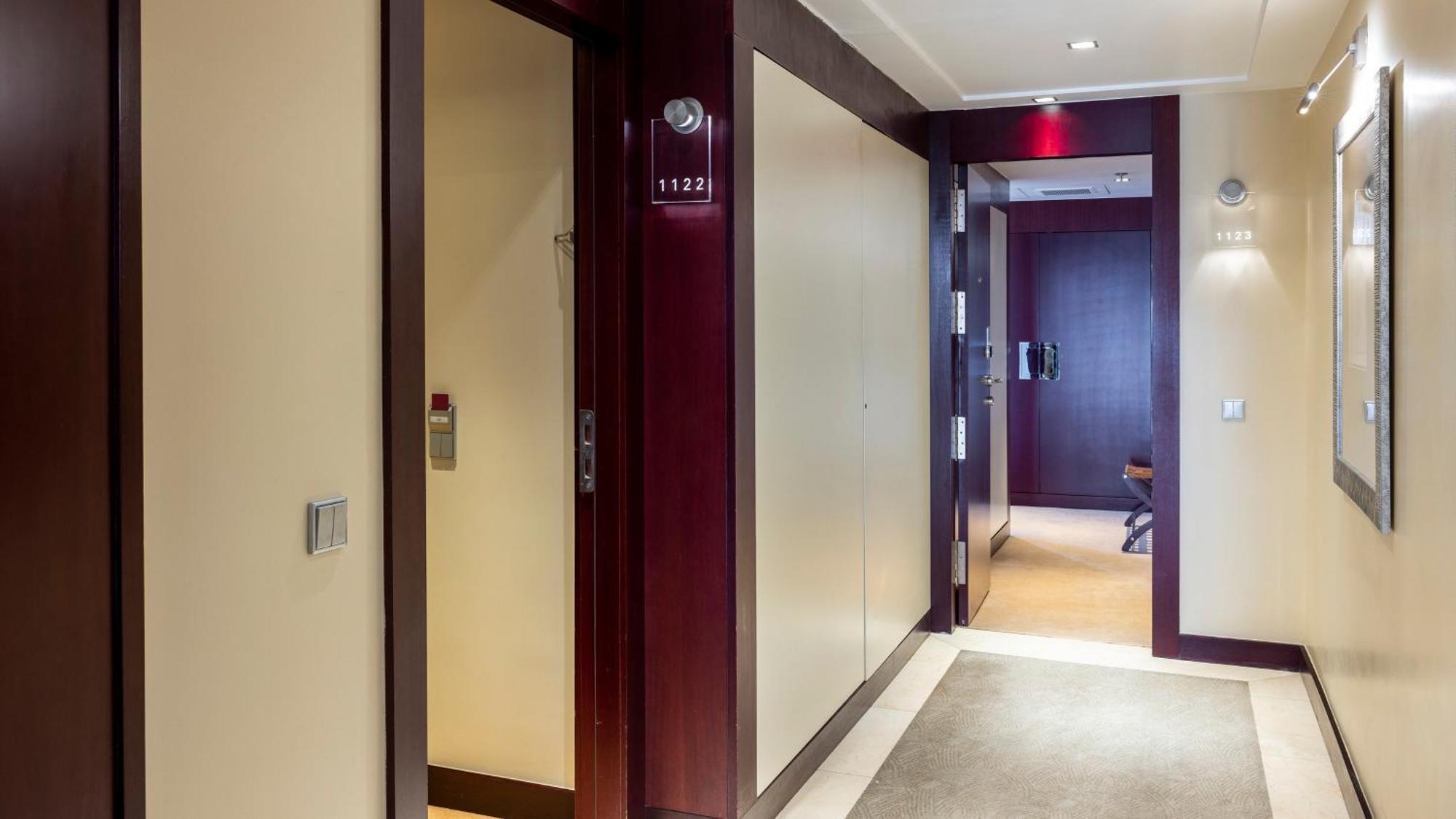 Crowne Plaza Porto By Ihg Hotel Exterior photo A typical hotel room