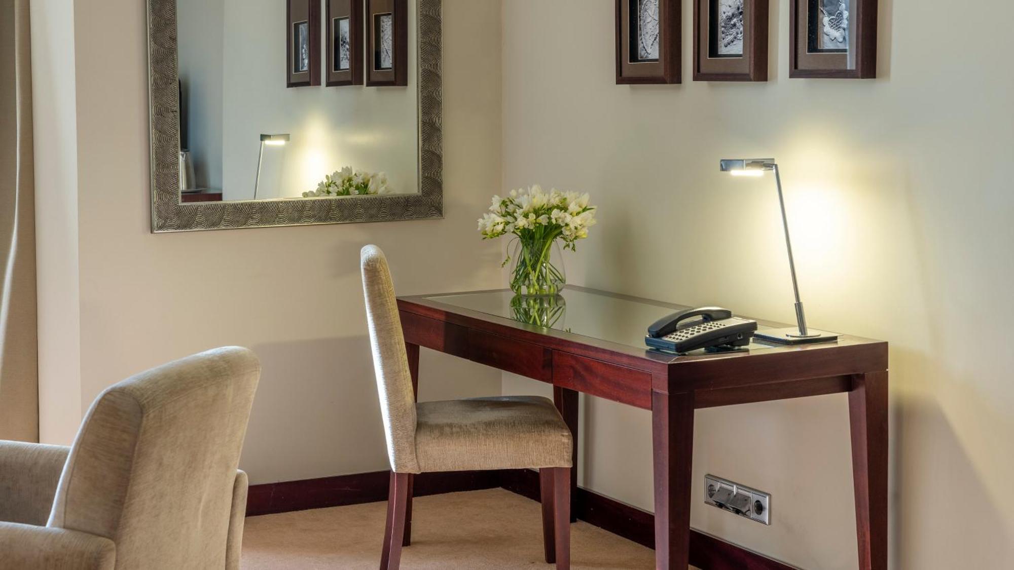 Crowne Plaza Porto By Ihg Hotel Exterior photo A desk with a telephone and a lamp