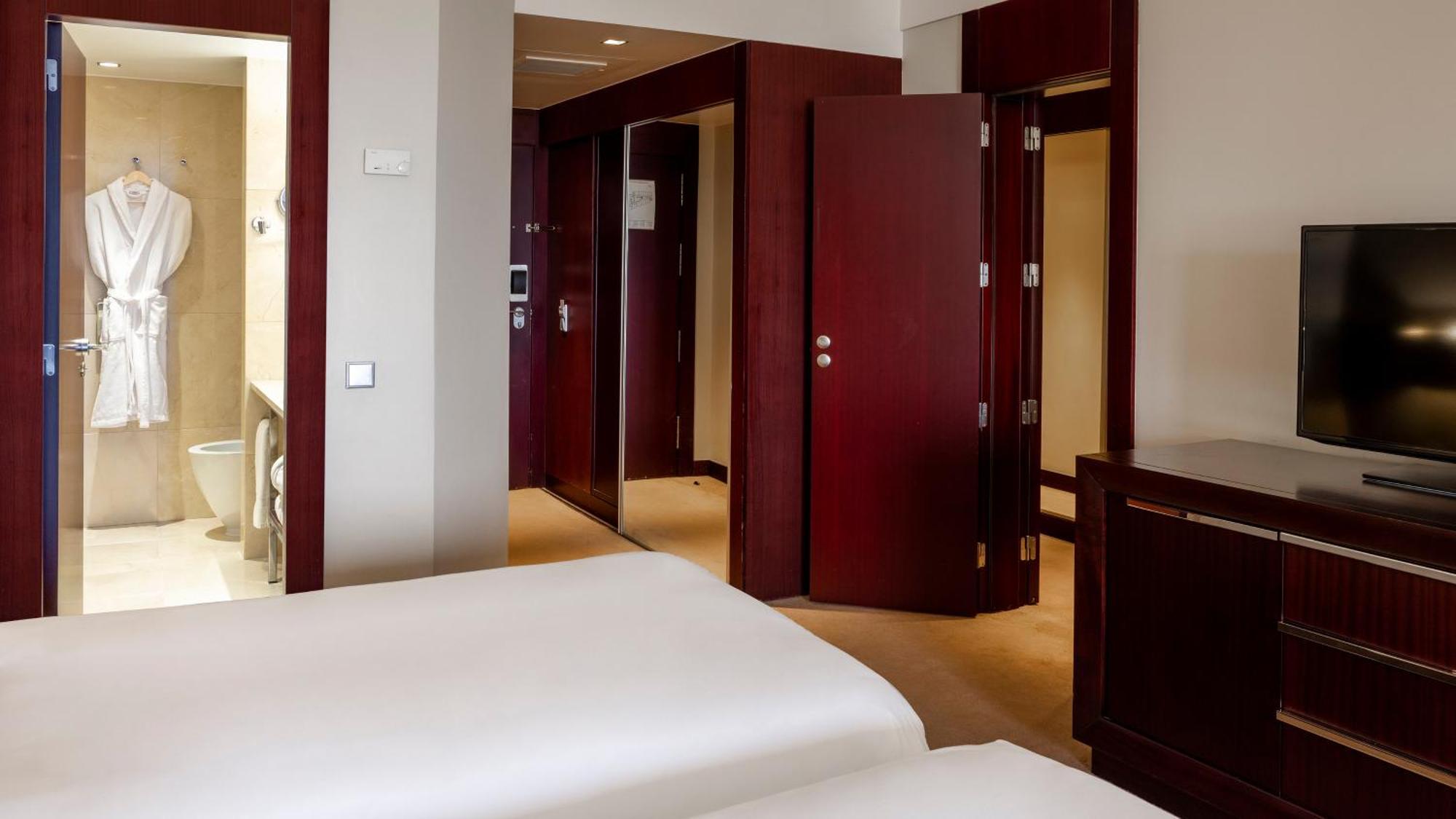 Crowne Plaza Porto By Ihg Hotel Exterior photo A room at the hotel