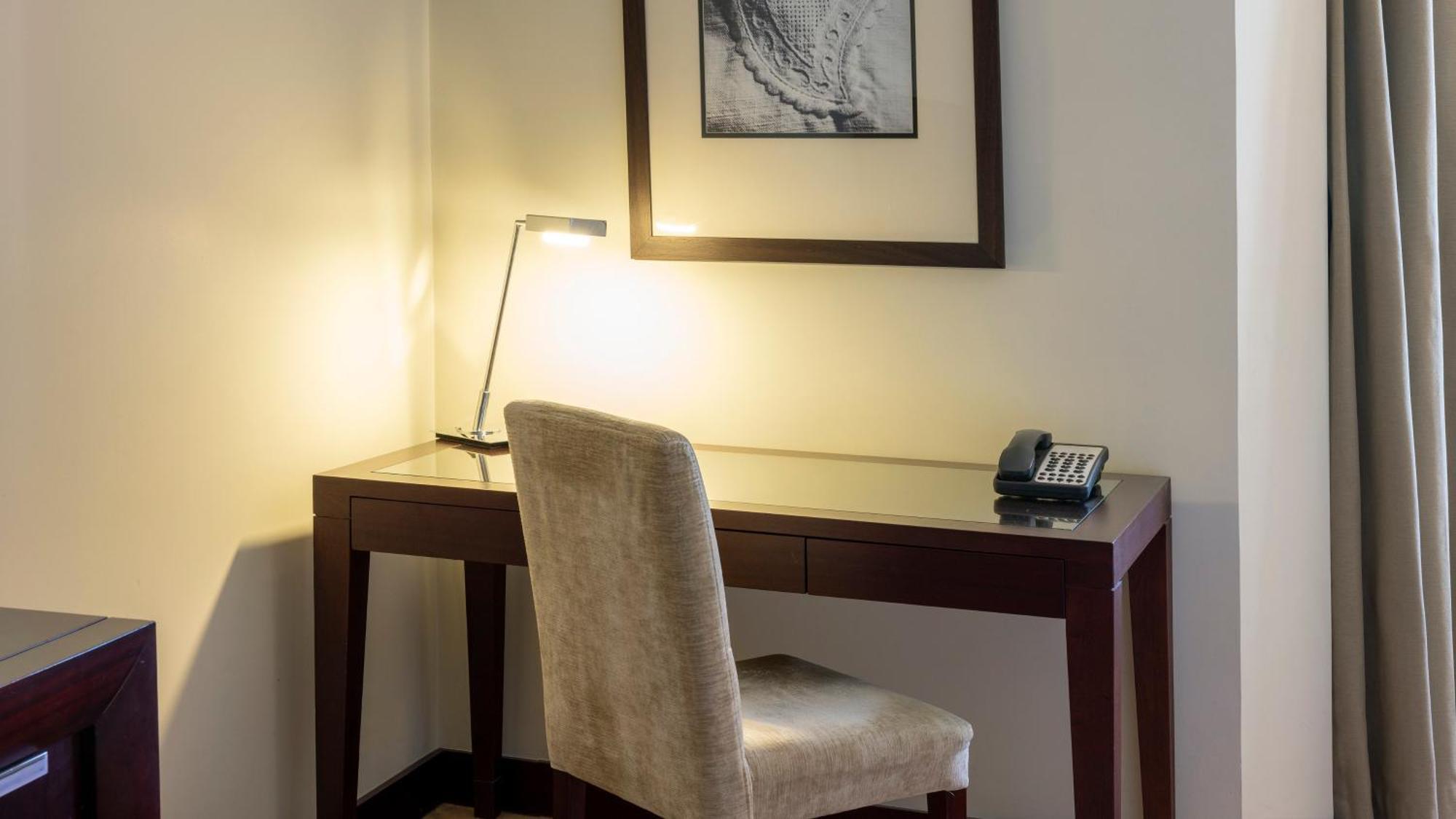 Crowne Plaza Porto By Ihg Hotel Exterior photo A writing desk in a hotel room