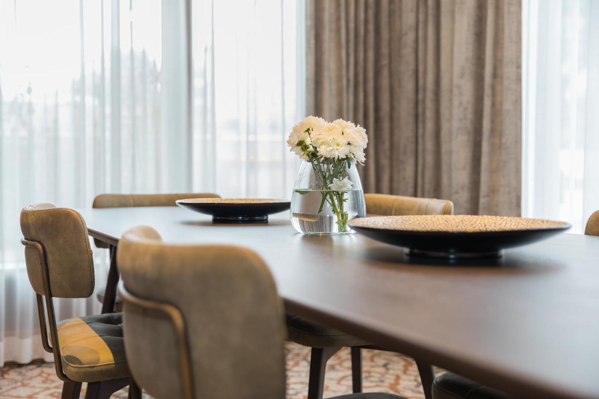 Crowne Plaza Porto By Ihg Hotel Exterior photo A dining room table with a vase of flowers