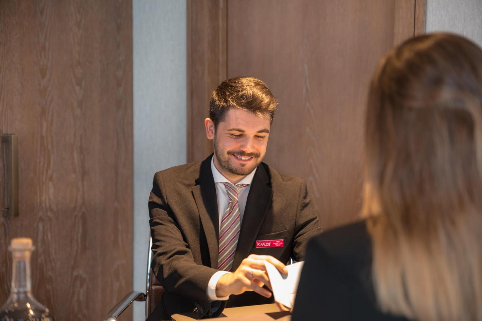 Crowne Plaza Porto By Ihg Hotel Exterior photo A hotel manager